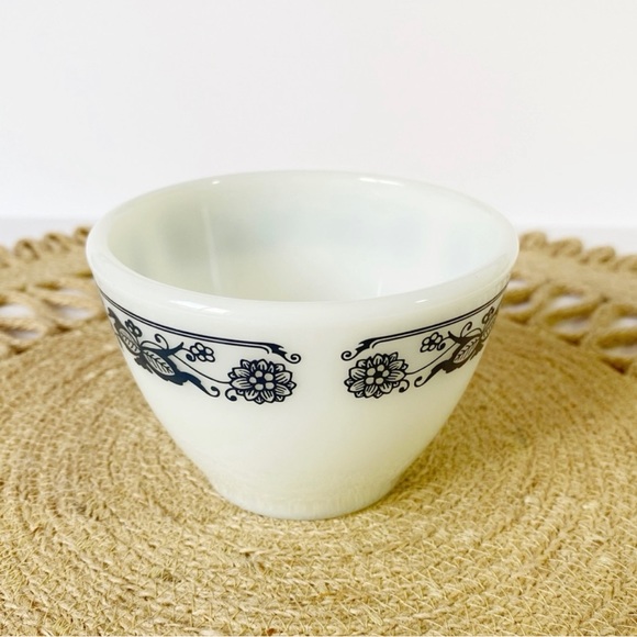 Vintage 1970s Pyrex Creamer and Sugar Bowl - Picture 7 of 7